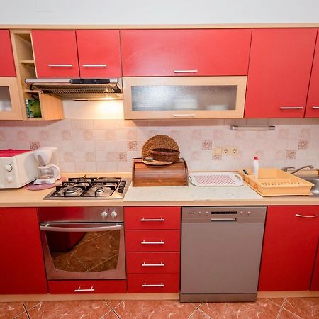 Kuca Leonora Apartment Banjol Luaran gambar