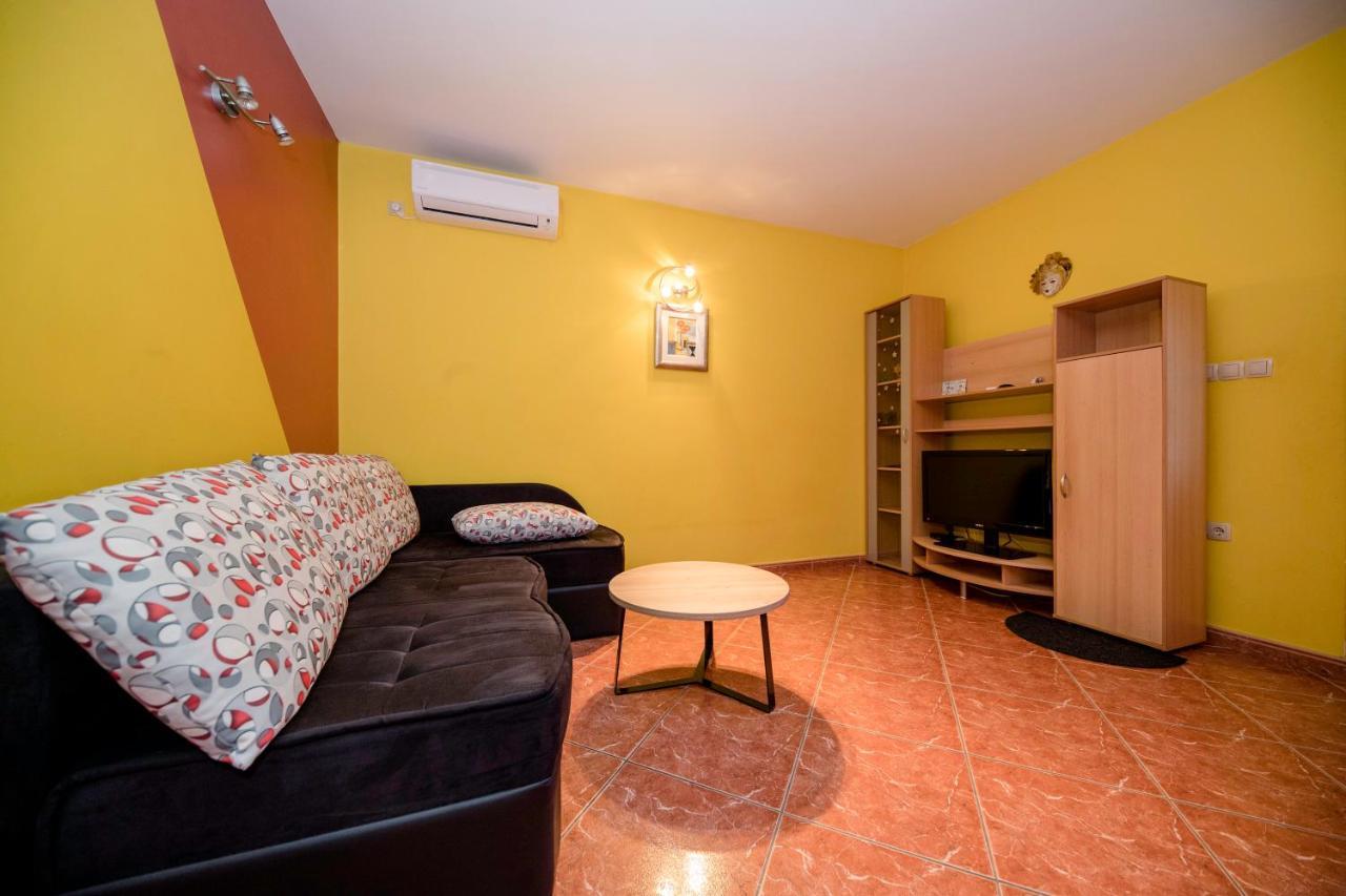 Kuca Leonora Apartment Banjol Luaran gambar