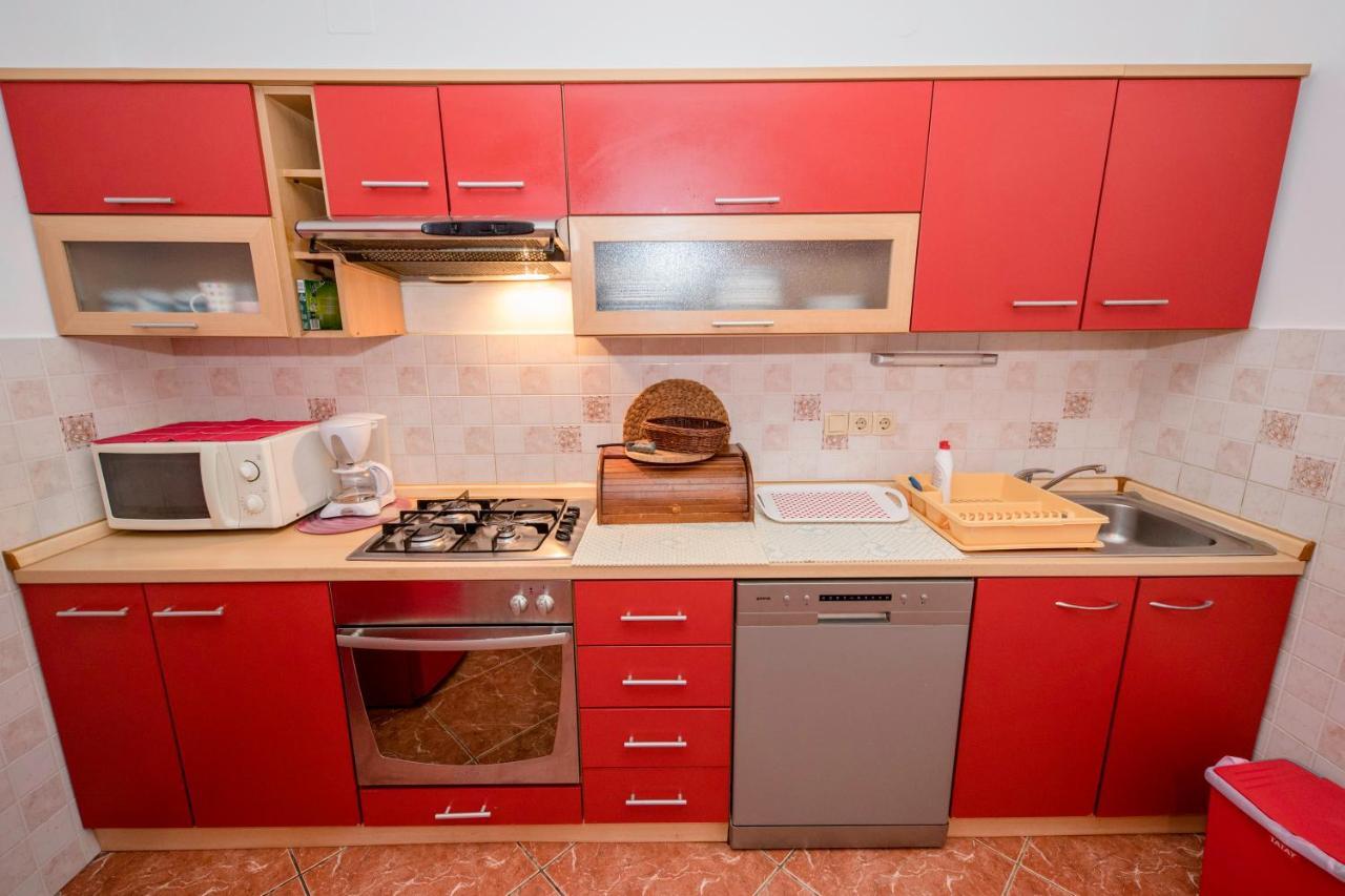 Kuca Leonora Apartment Banjol Luaran gambar