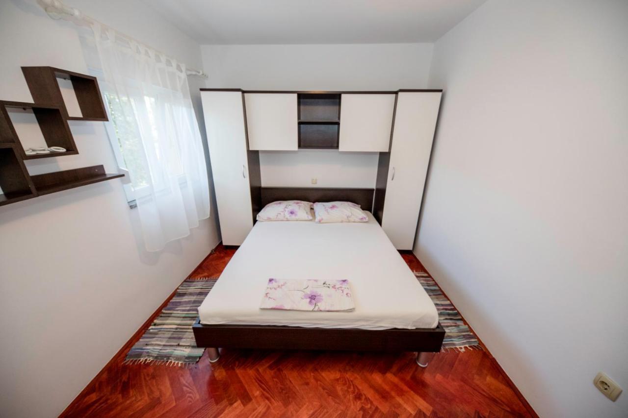 Kuca Leonora Apartment Banjol Luaran gambar