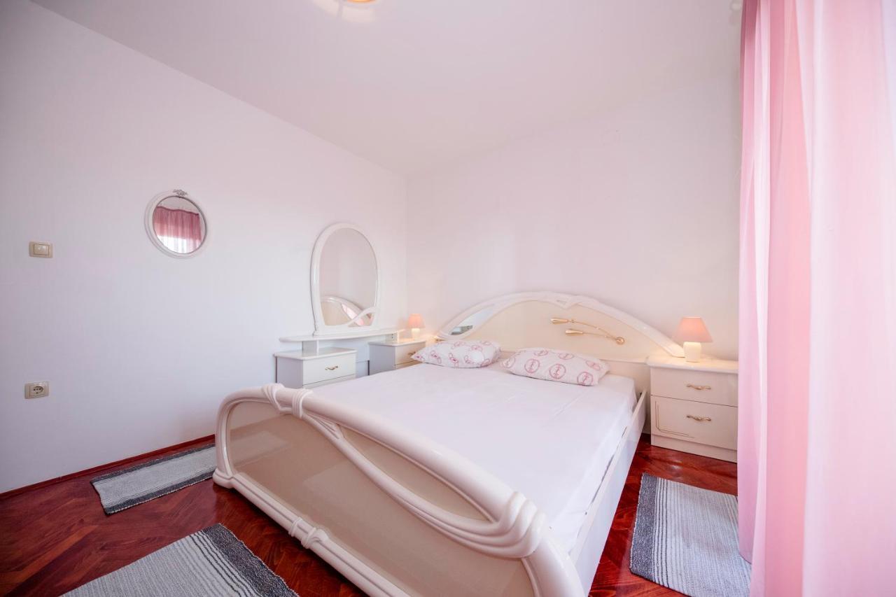 Kuca Leonora Apartment Banjol Luaran gambar