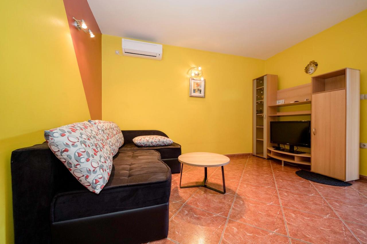 Kuca Leonora Apartment Banjol Luaran gambar