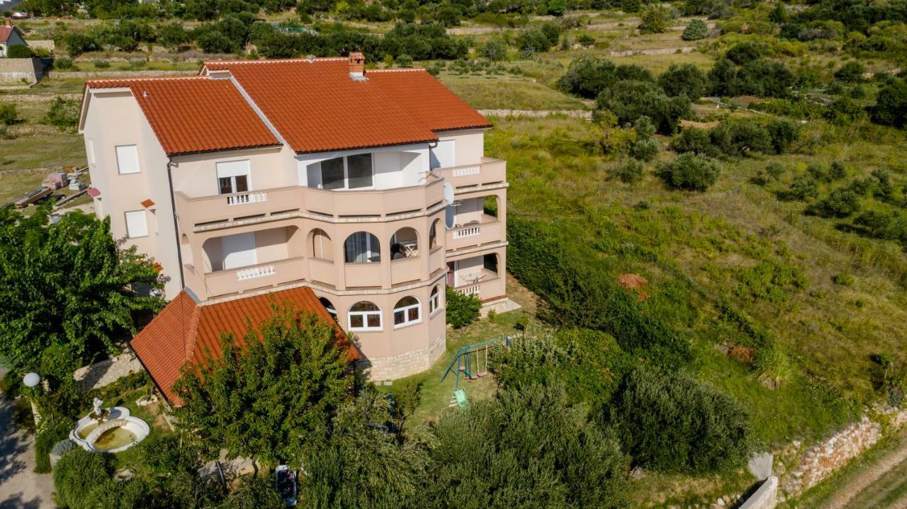 Kuca Leonora Apartment Banjol Luaran gambar