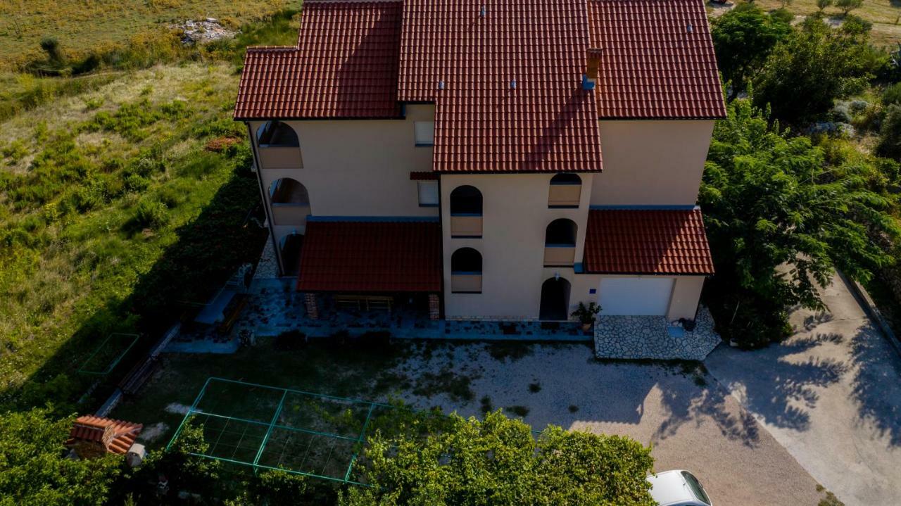 Kuca Leonora Apartment Banjol Luaran gambar