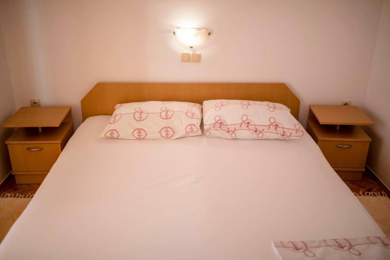 Kuca Leonora Apartment Banjol Luaran gambar