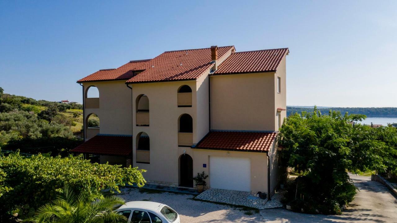 Kuca Leonora Apartment Banjol Luaran gambar