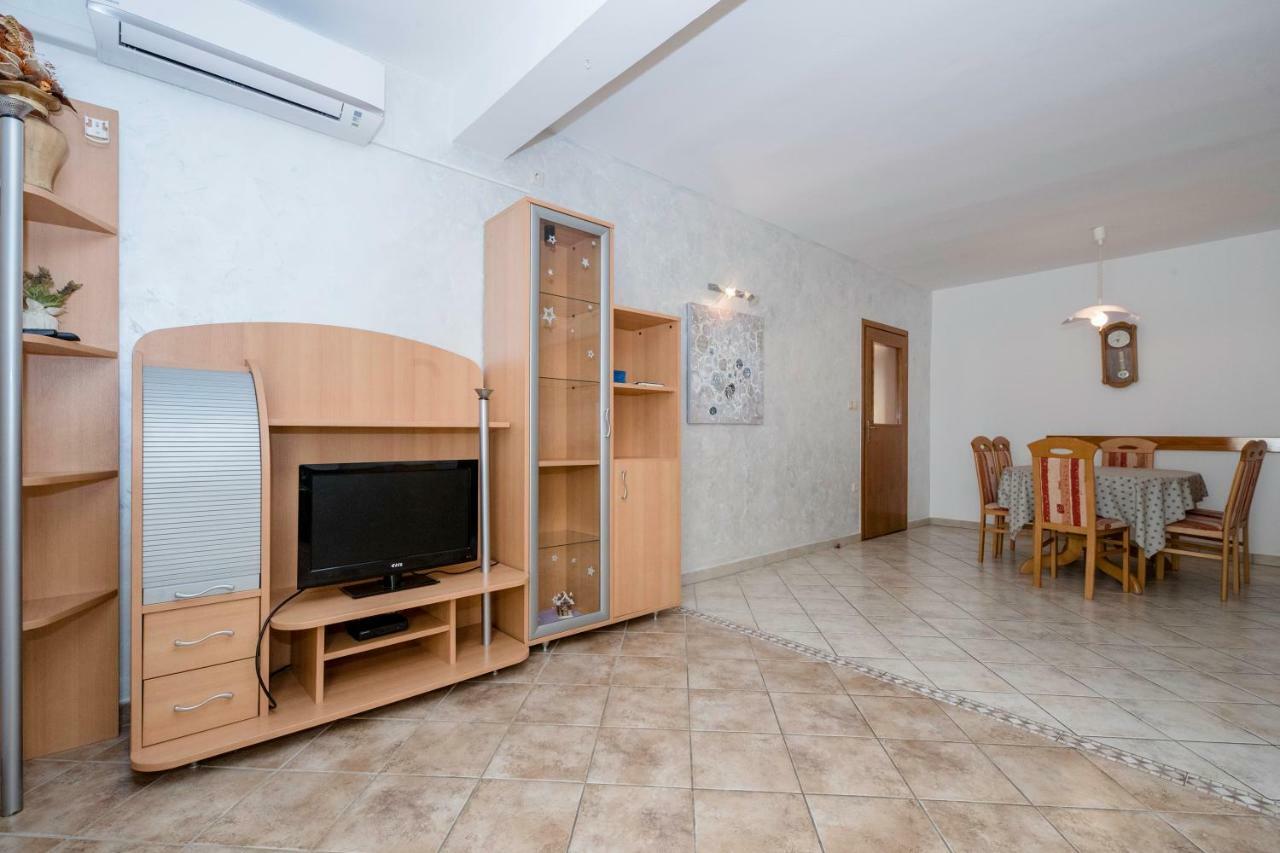 Kuca Leonora Apartment Banjol Luaran gambar