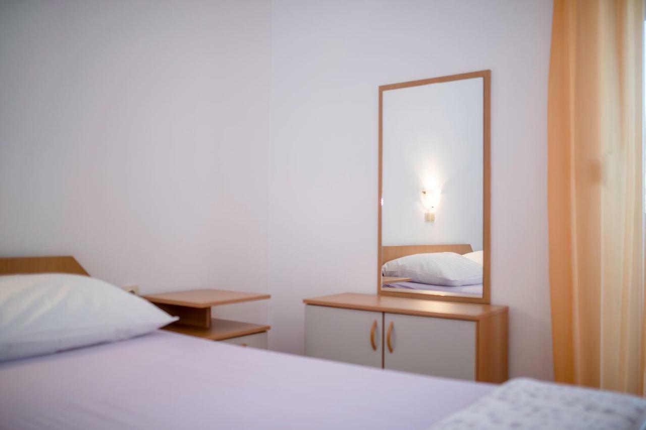 Kuca Leonora Apartment Banjol Luaran gambar