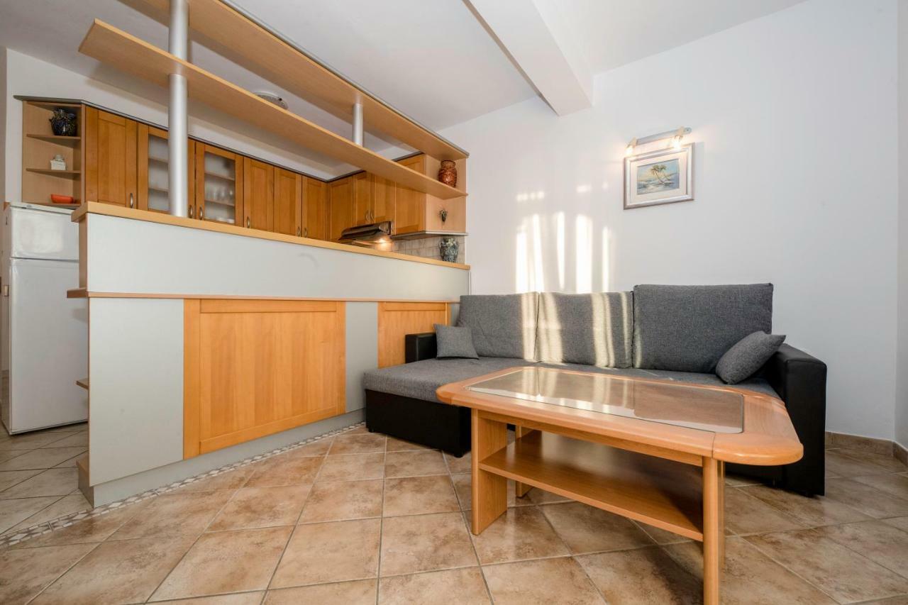 Kuca Leonora Apartment Banjol Luaran gambar