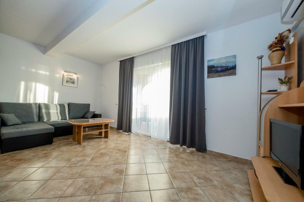 Kuca Leonora Apartment Banjol Luaran gambar