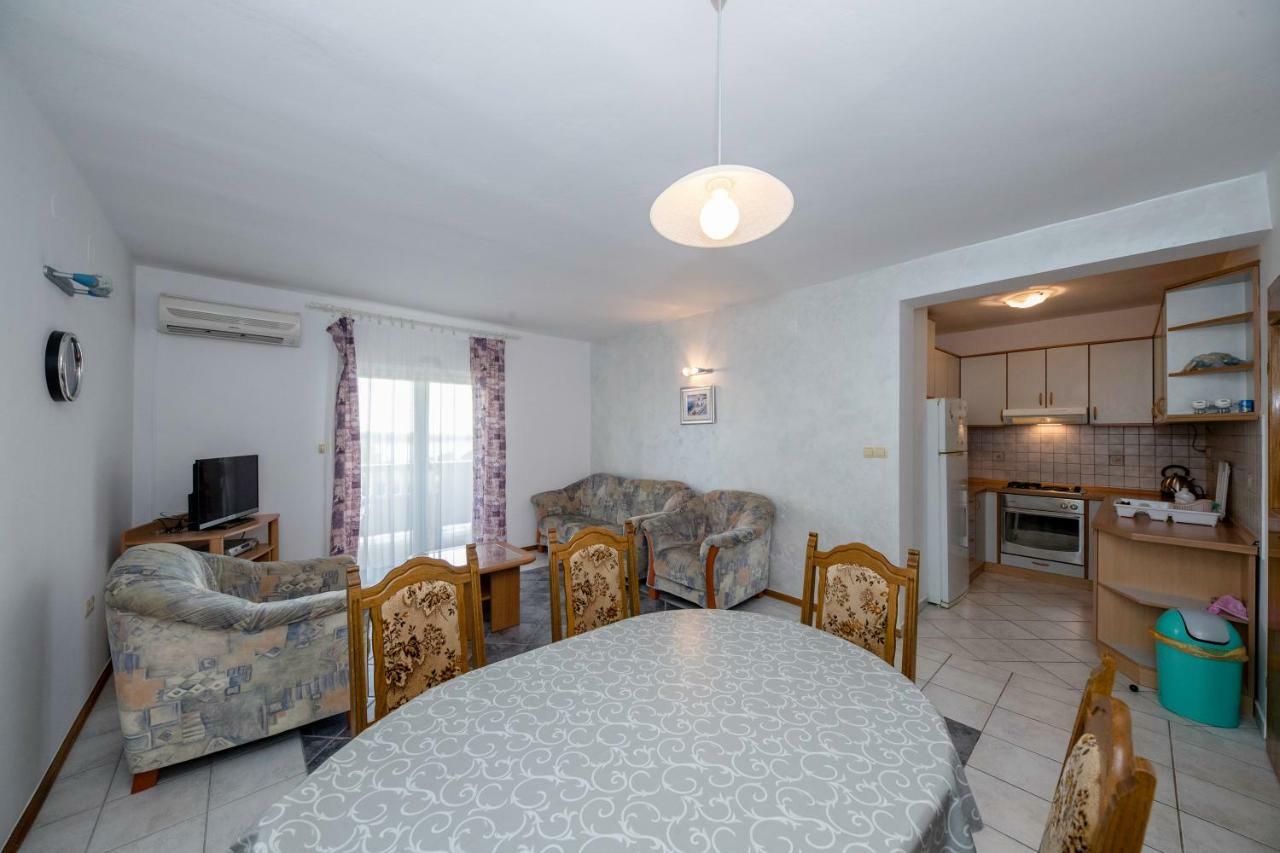 Kuca Leonora Apartment Banjol Luaran gambar